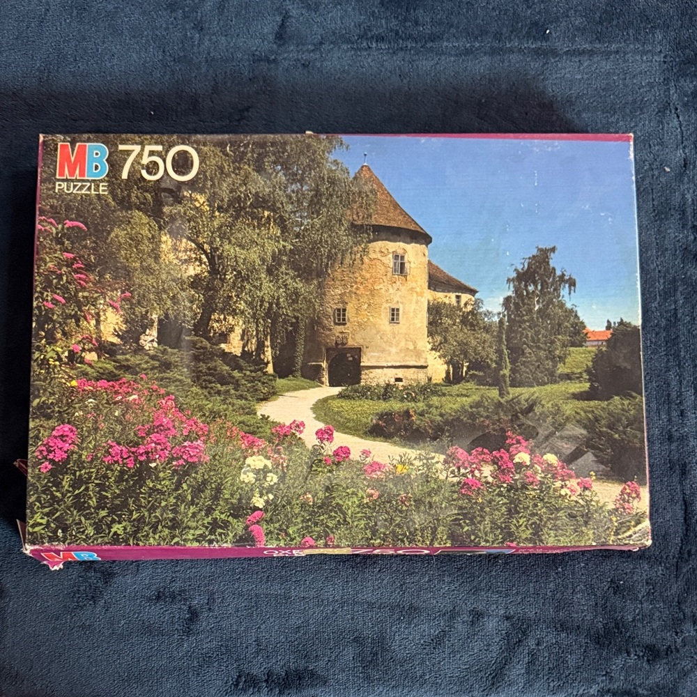 750-Piece Castle Garden Puzzle